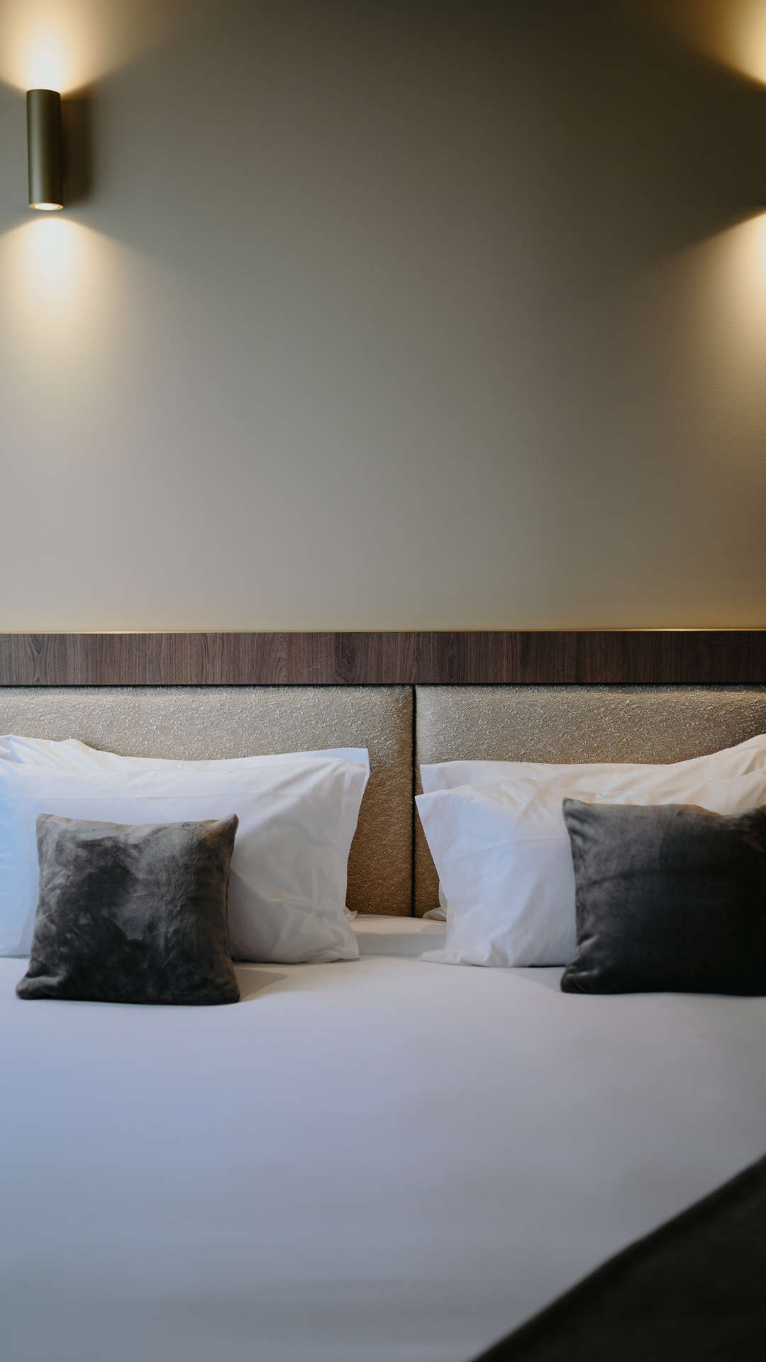 gros plan d'un lit avec une double série d'oreillers dans notre hôtel à confluence Lyon - Keystone 