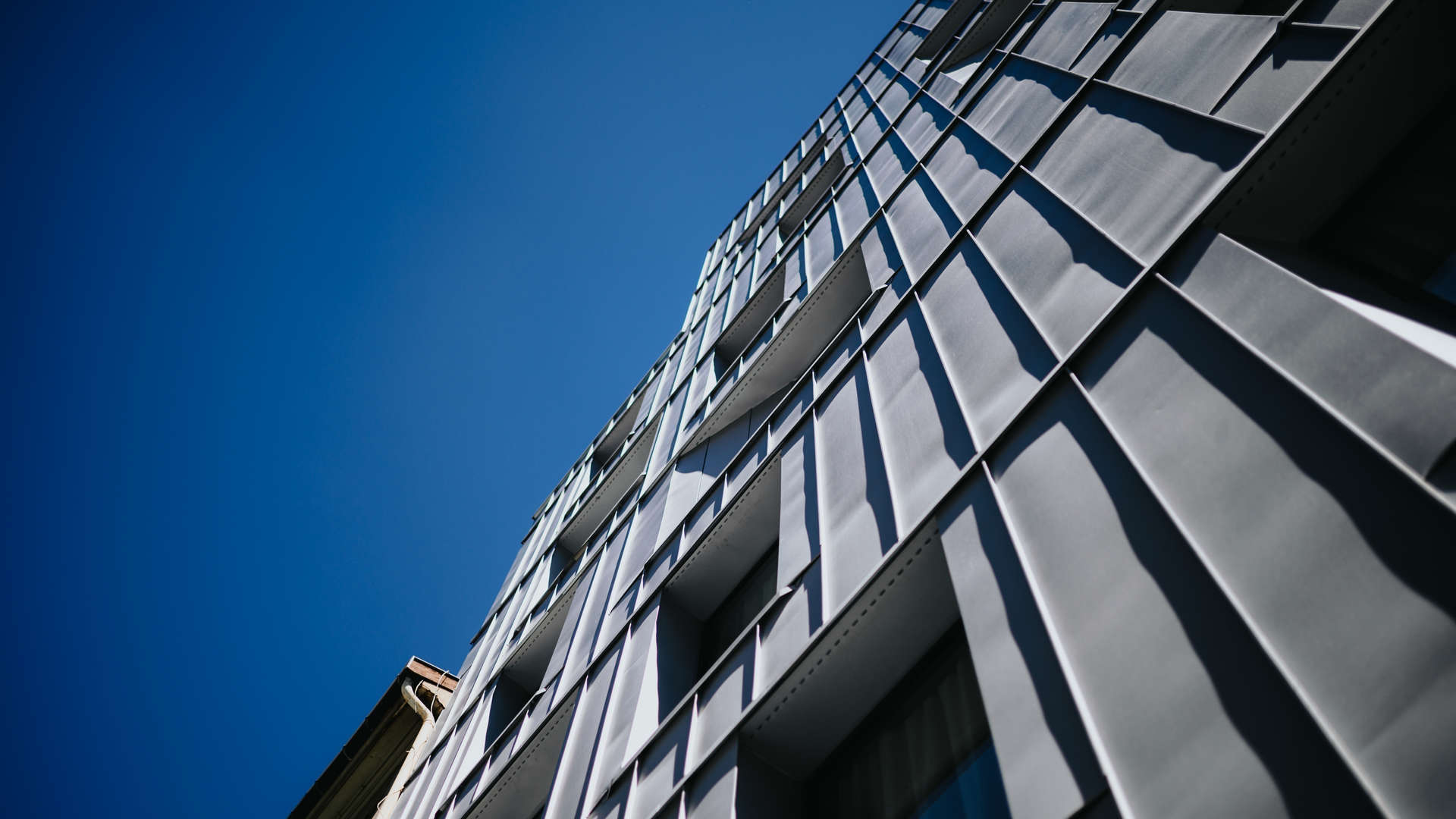 vue oblique de la façade de l'hôtel boutique de Lyon contre le ciel bleu - Hôtel Keystone