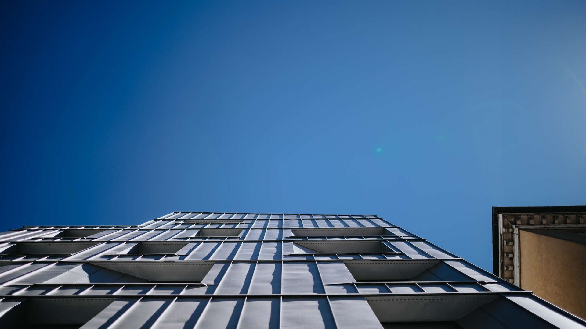 façade de l'hôtel boutique de Lyon contre un ciel bleu en face