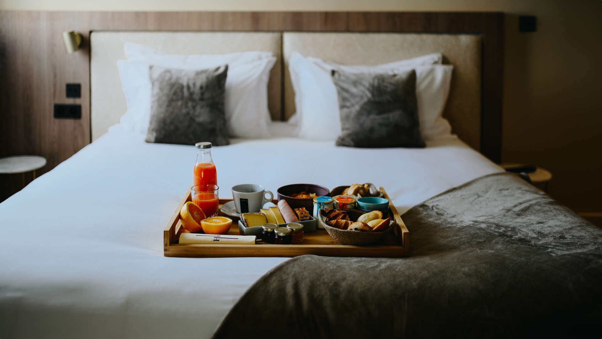 vue du lit sur lequel le petit-déjeuner est préparé - hotel design Lyon - hotel Keystone