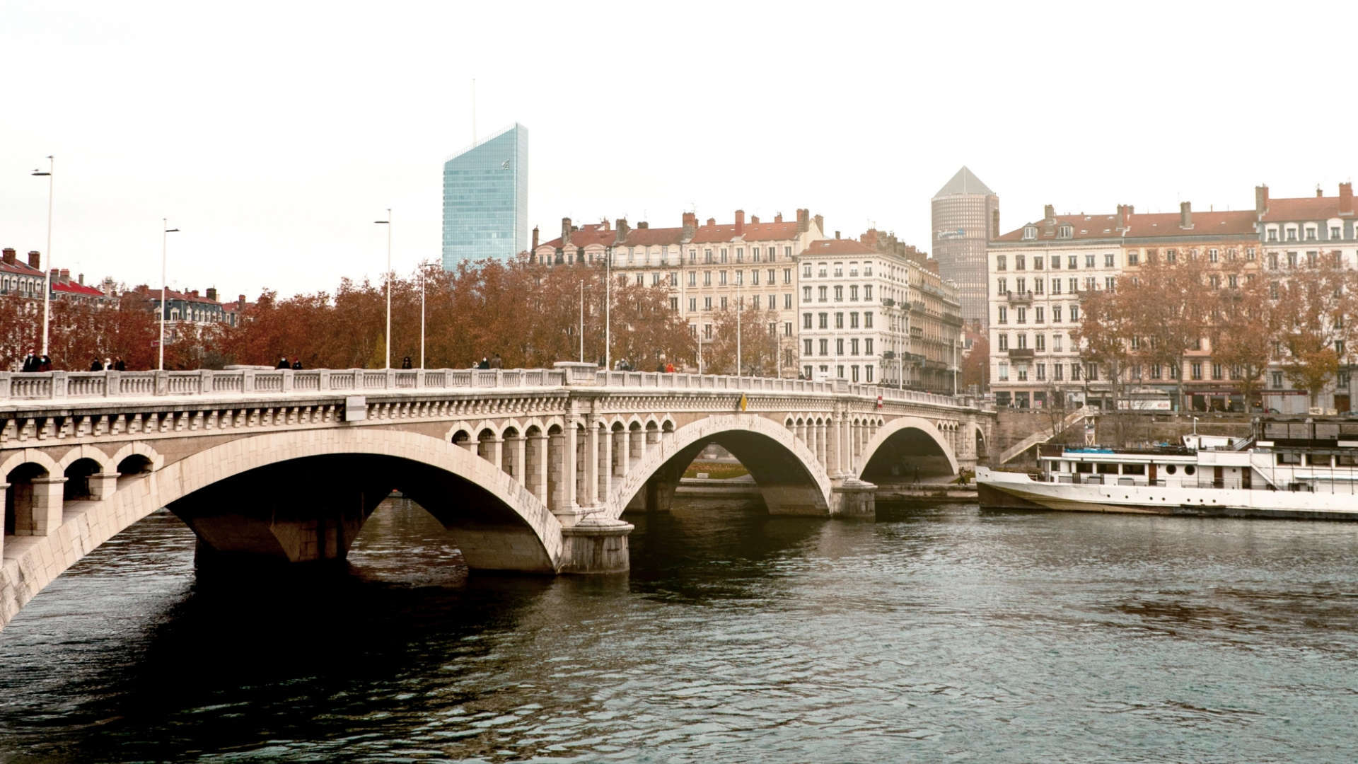 Vue du Pont Wilson recommandé à voir lors d'un court séjour à Lyon - Hôtel Keystone