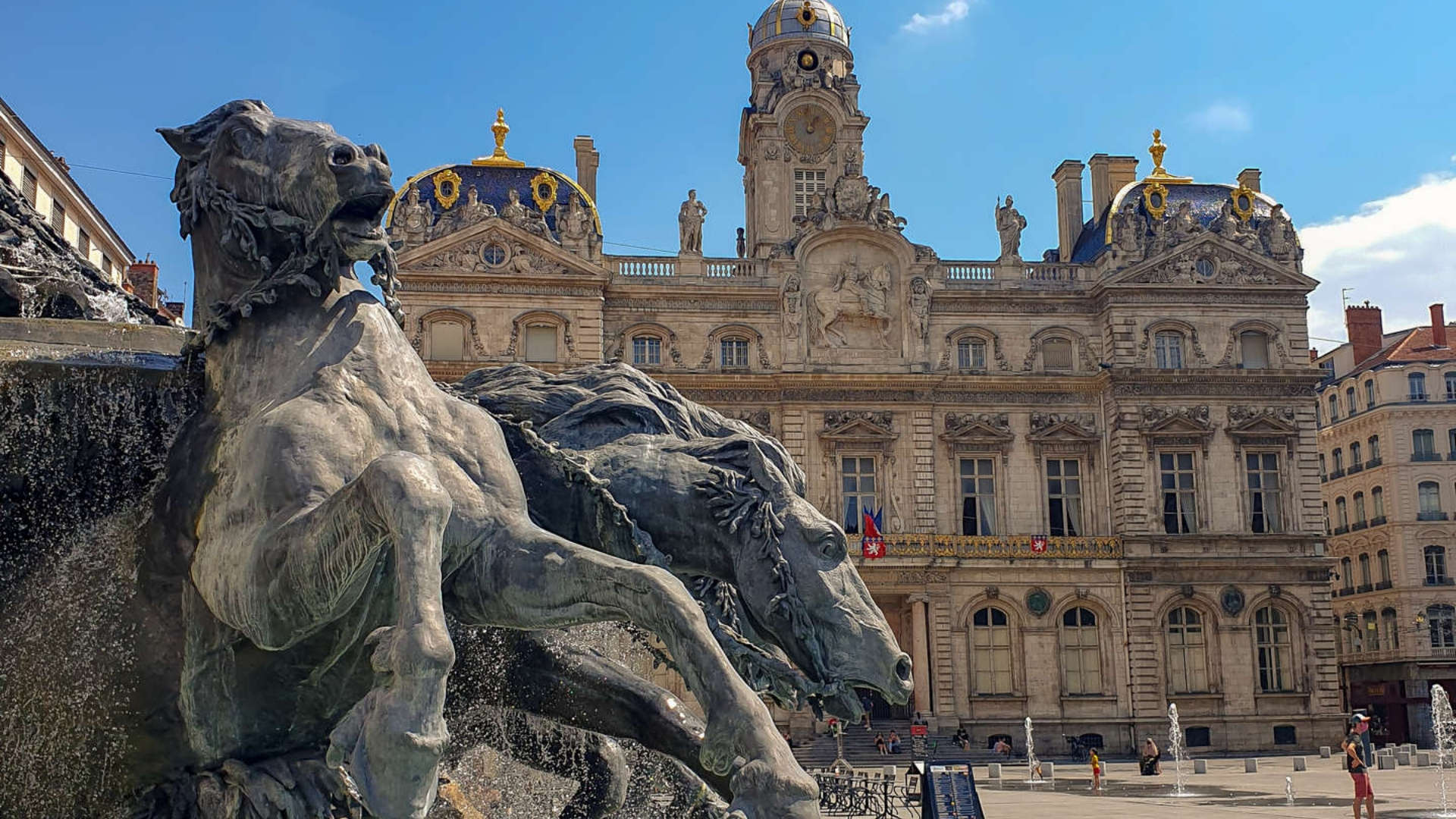 Vue de la fontaine Bartholdi sur un ciel bleu : un lieu à visiter lors d'un court séjour à Lyon - Hôtel Keystone