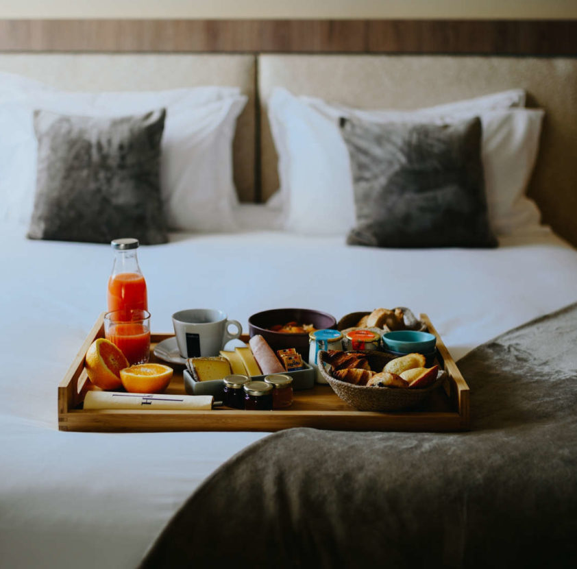 plateau avec petit-déjeuner prêt à l'emploi sur le lit- hotel design Lyon - hotel Keystone