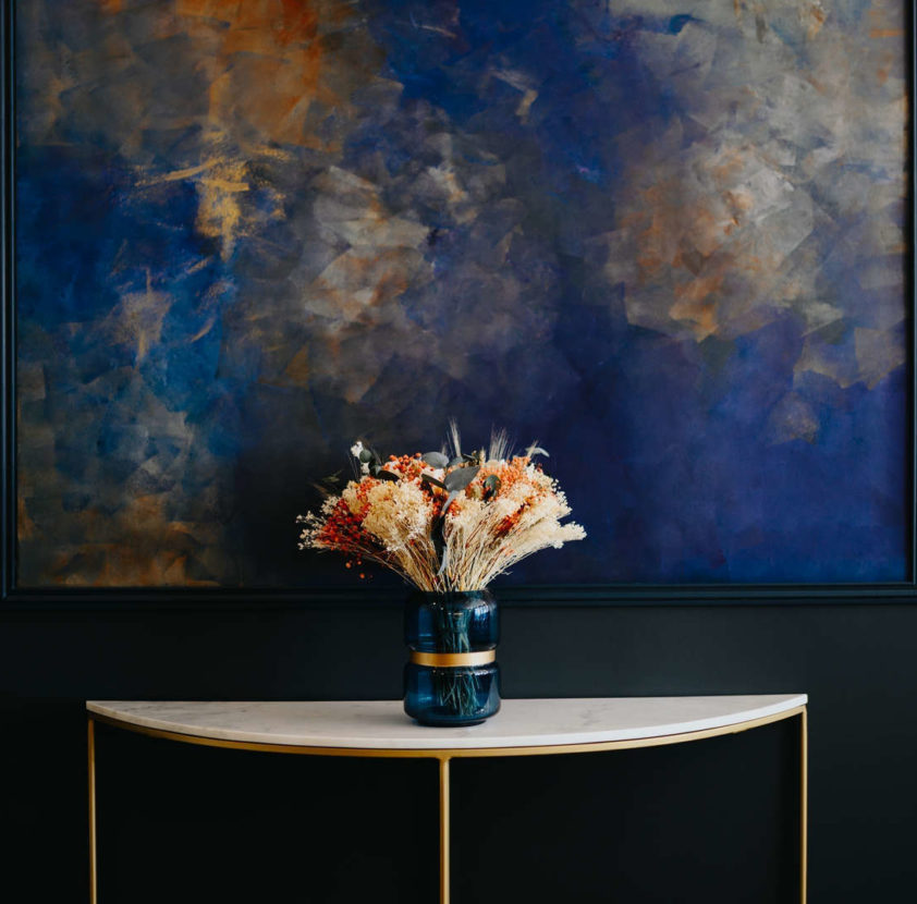 vase avec une peinture de fond en bleu dominant- hotel design Lyon - hotel Keystone