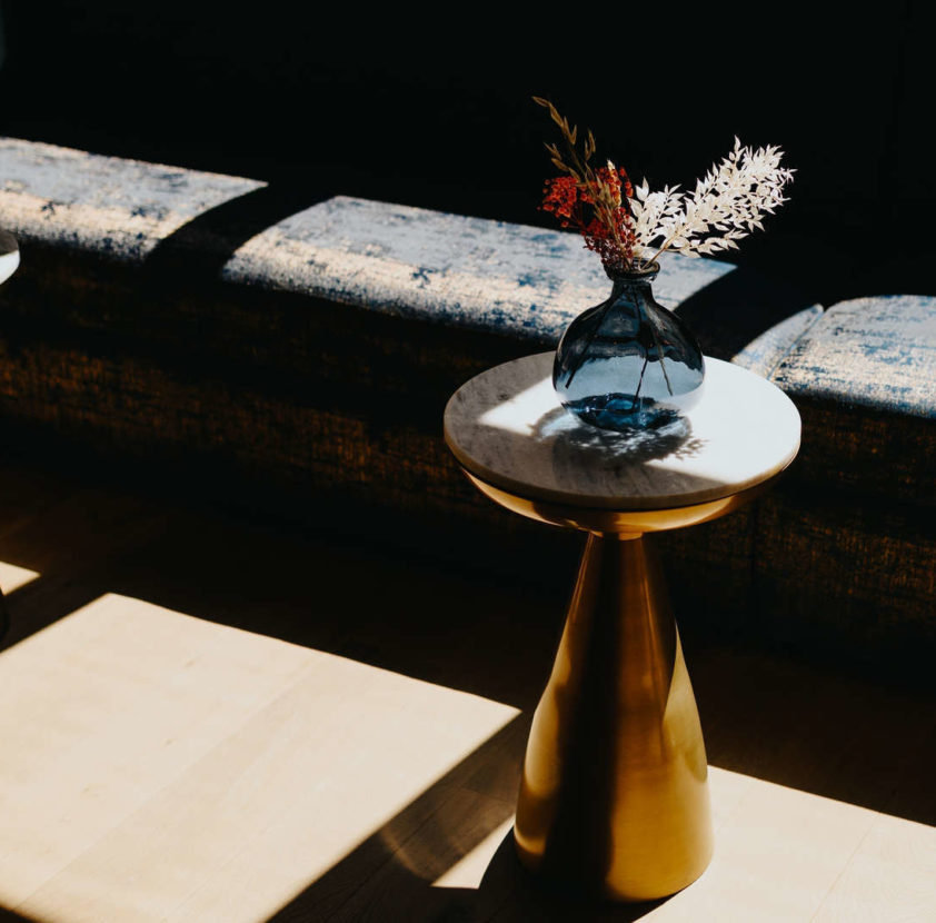 vase sur une petite table - hotel lyon confluence- hotel Keystone
