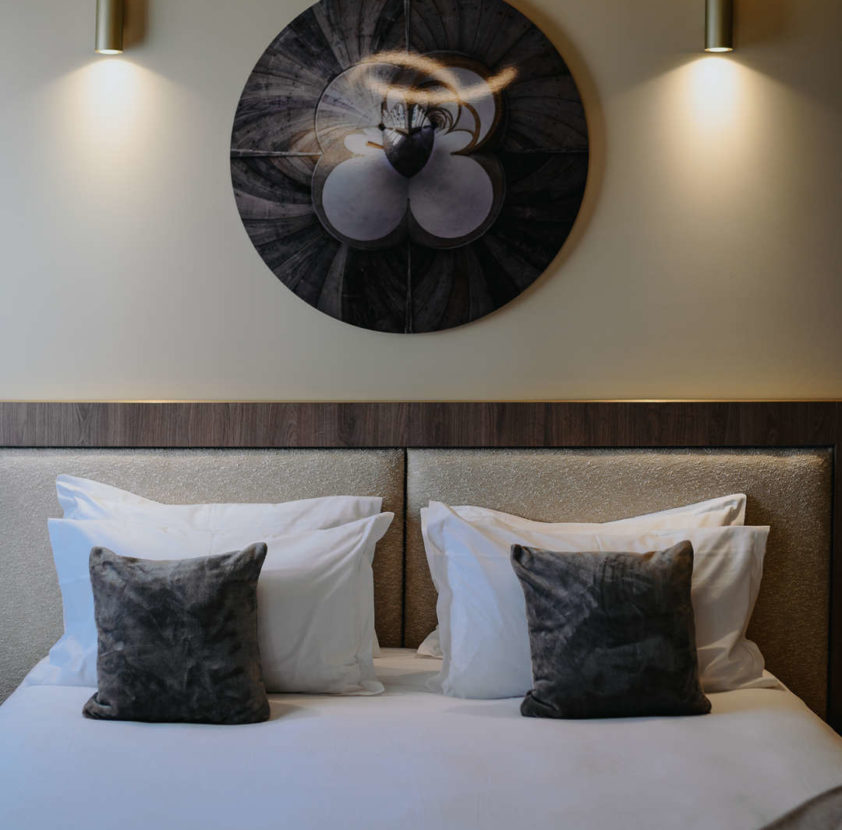 vue du lit avec les lampes au-dessus et sur les côtés allumées - hotel design Lyon - hotel Keystone