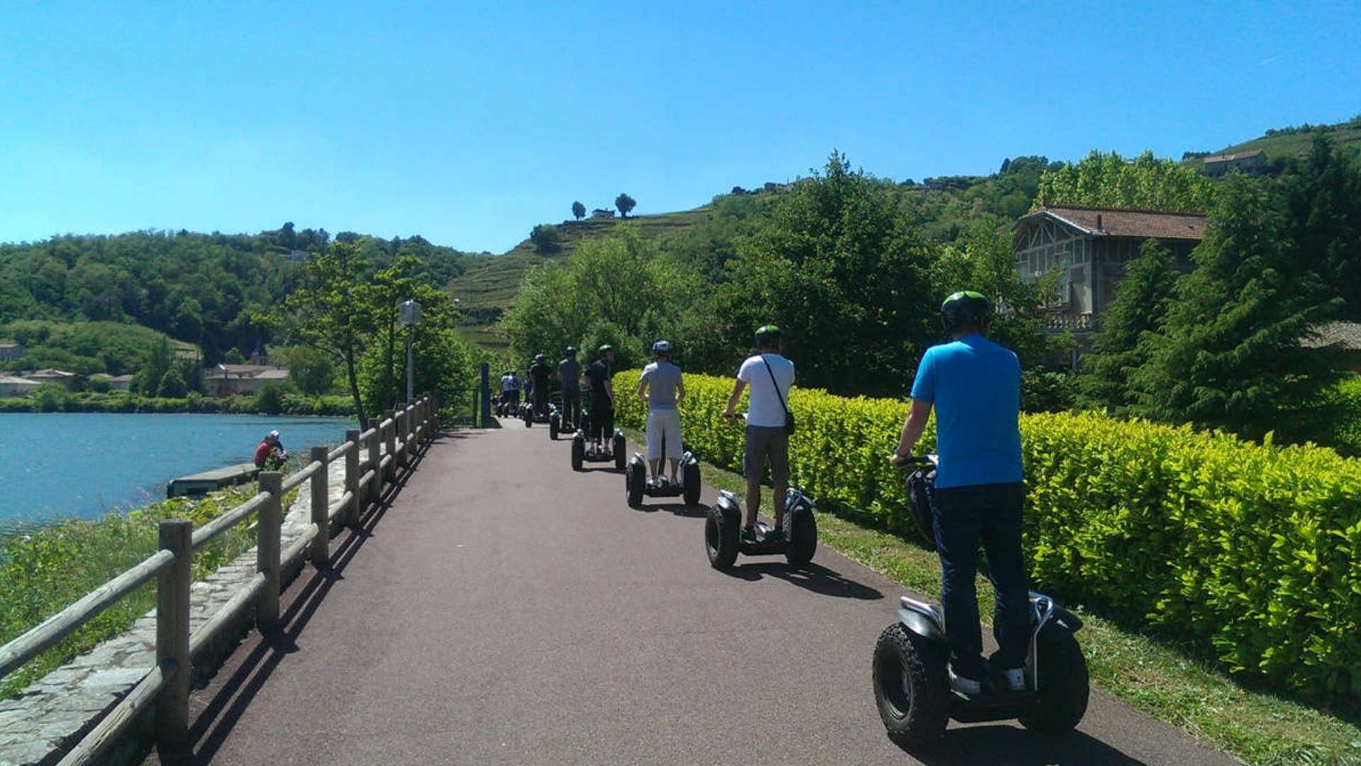 vue de personnes faisant du tourisme en scooter électrique à faire lors d'un court séjour à Lyon - Hôtel Keystone