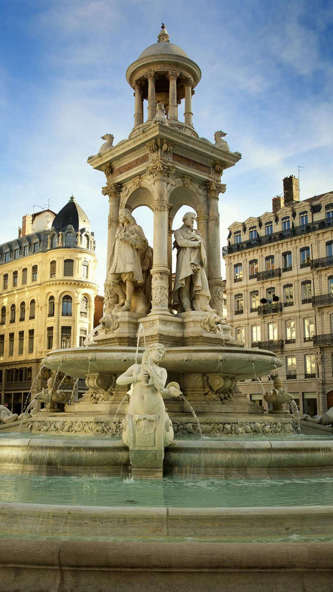 vue de la fontaine avec des figures magnifiquement sculptées à visiter lors d'un court séjour à Lyon - Hôtel Keystone