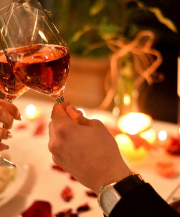 Gros plans de mains avec des verres à vin : des moments à vivre lors d'un court séjour à Lyon - Hôtel Keystone